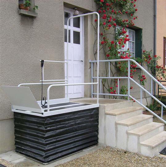 60Hz Main options of the Liftboy 1 and 2 Indoor and outdoor version Any RAL colour possible Gravity access ramp Gate on the upper level