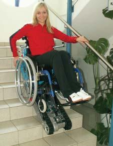 This mobile wheelchair stairlift can turn on intermediate landings having a minimum width