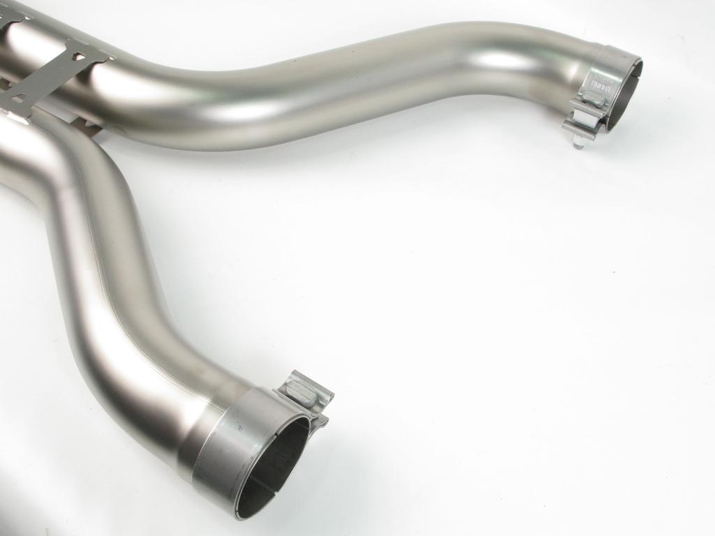7. For Optional Front Link Pipe Set only: correctly assemble the clamps onto the Akrapovič middle