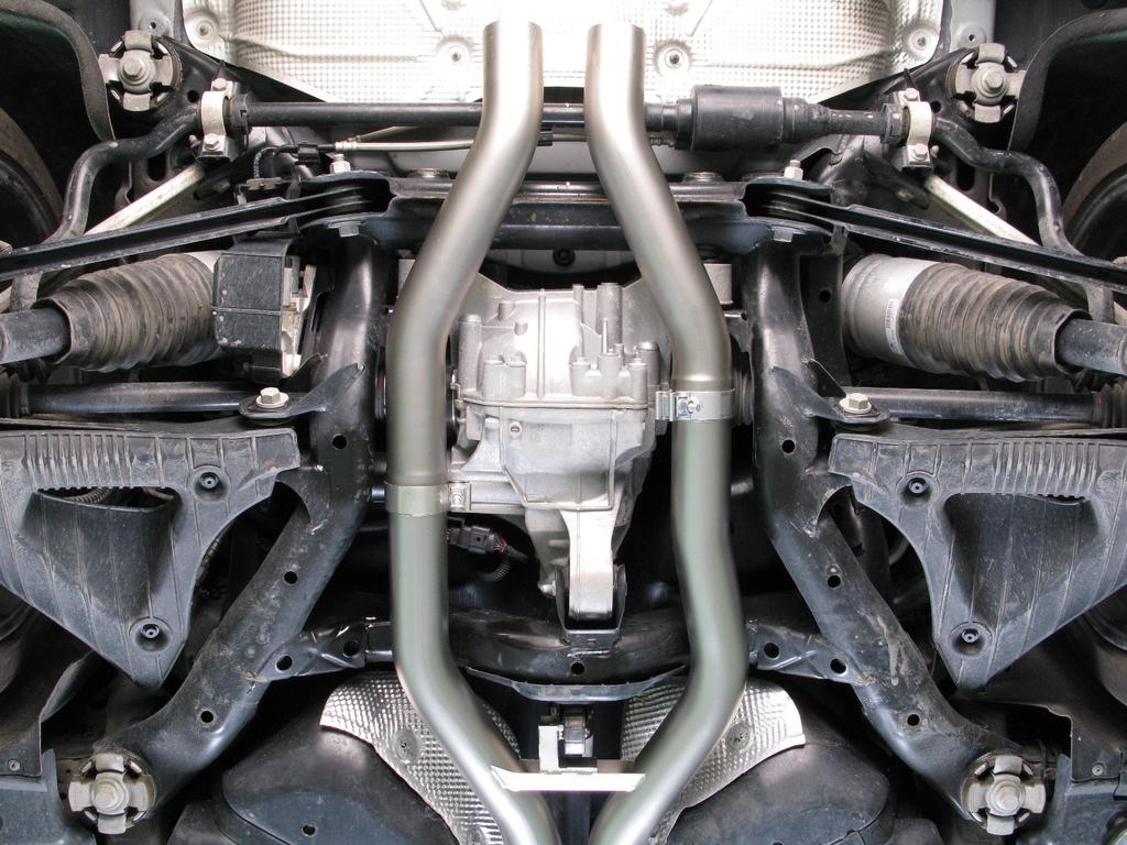 15. For both systems: slide the muffler link pipes all the way onto the middle pipes, align the link