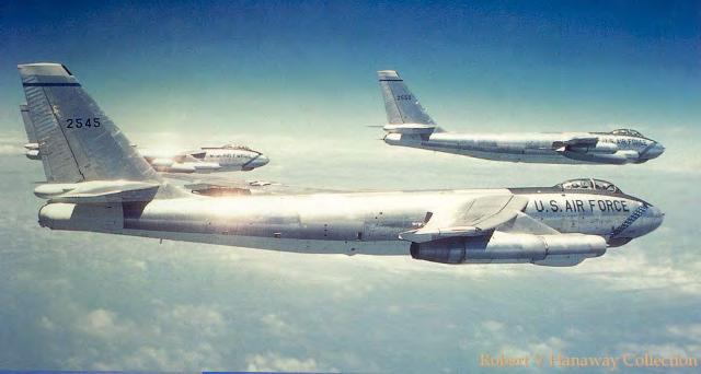 B-47E The B-47E in formation The B-47E was the major production version of the Stratojet. A total of 1341 B-47Es were built - 386 by Lockheed, 264 by Douglas and 691 by Boeing.