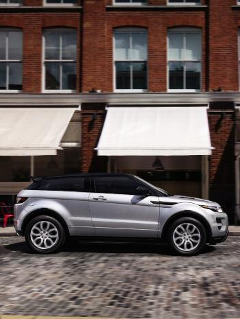 POSITION 3 STEP TO THE RIGHT SIDE OF THE VEHICLE. STEP BACK FOR AN OVERALL VIEW. Broad stance and short overhangs provide tips of Range Rover Evoque s capability.