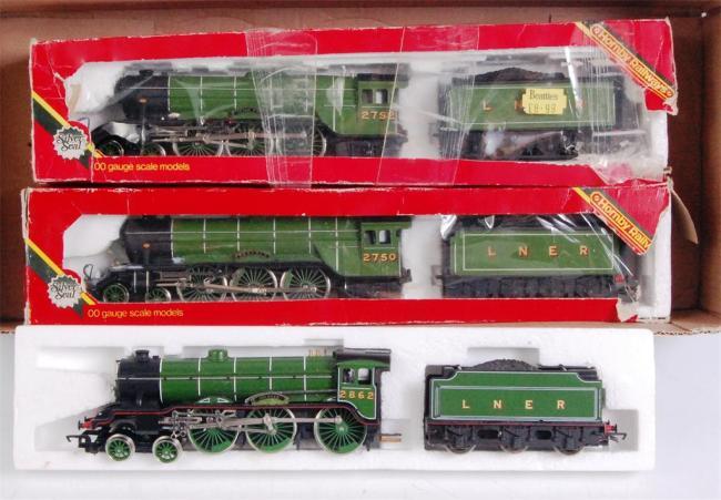 green 4478 'Hermit' (G) and another as 4477 'Gay Crusader', both possible TMC renamed and renumbered, both with round dome boilers (G) 100-120 904 9 Hornby Gresley teak corridor coaches, one