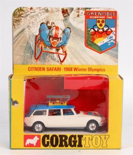 bumper, sold in blue and yellow all card box, with sliding inner display tray, tray is ripped and creased (VG-BF) 60-80 tray (VG/NM-BVG) 120-180 1618 Corgi Toys, 251, Hillman Imp, metallic blue body,