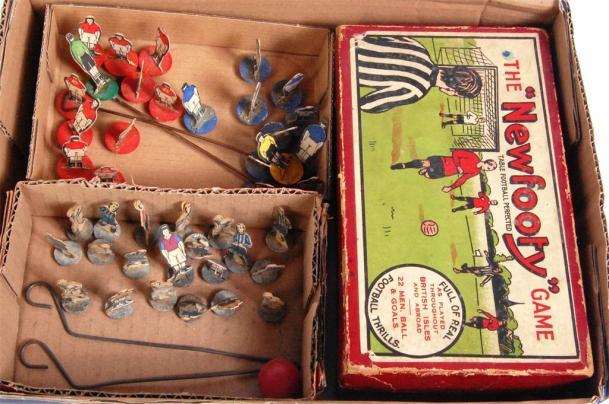 3198 NEWFOOTY, boxed set circa 1942 'The NEWFOOTY Game', with fixture card, price list, rules, ball, 20 players on lead bases, card players, plus approx 30 players detached from bases, plus 20