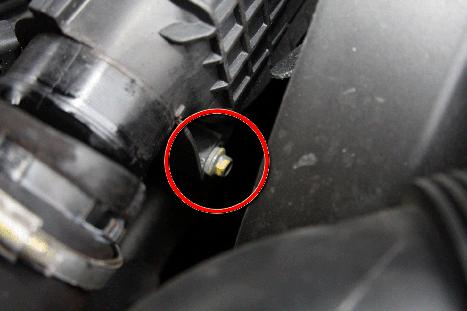 Completely undo the bolt securing the lower part of air box and remove the air box. Note. Be careful here.