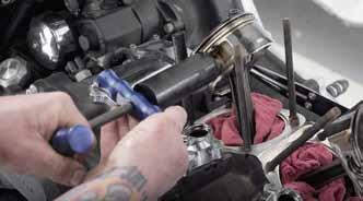 Maintain control of the connecting rod to prevent it from damaging the spigot of the engine
