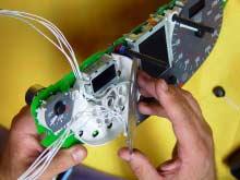 Assemble the circuit board on the rpm-scale with the supplied cables (2) and mark