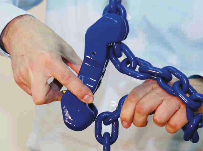 From the bottom, use your left hand to grasp the chain so that the chain link to be placed into the upper pocket is positioned at the lower bow with your index finger and thumb.