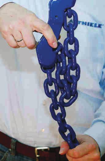 From the top, use your left hand to grasp the chain so that the chain link to be placed into the lower pocket is held at the upper bow with your index finger and thumb. 4.