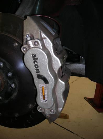 8 Place the caliper with the brake pads installed nt the caliper munting bracket and install the caliper munting blts M12 x 1.