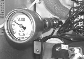 Check the gas pressure in each gas compartment with a temperature-compensated pressure gauge (see list of tools) before aligning and connecting the panel blocks, as follows: Remove the protective cap