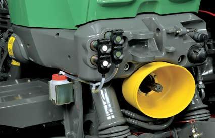 The front and rear PTO on the 800 Vario can be conveniently operated with a yellow pushbutton in the power lift module and are electrohydraulically engaged.