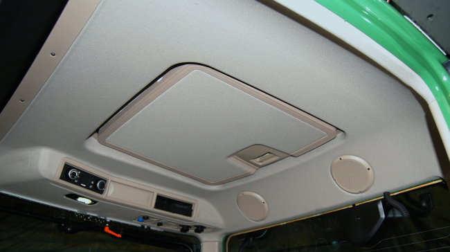 additional storage box in the roof Profi: additional loudspeakers Profi: second LED cabin