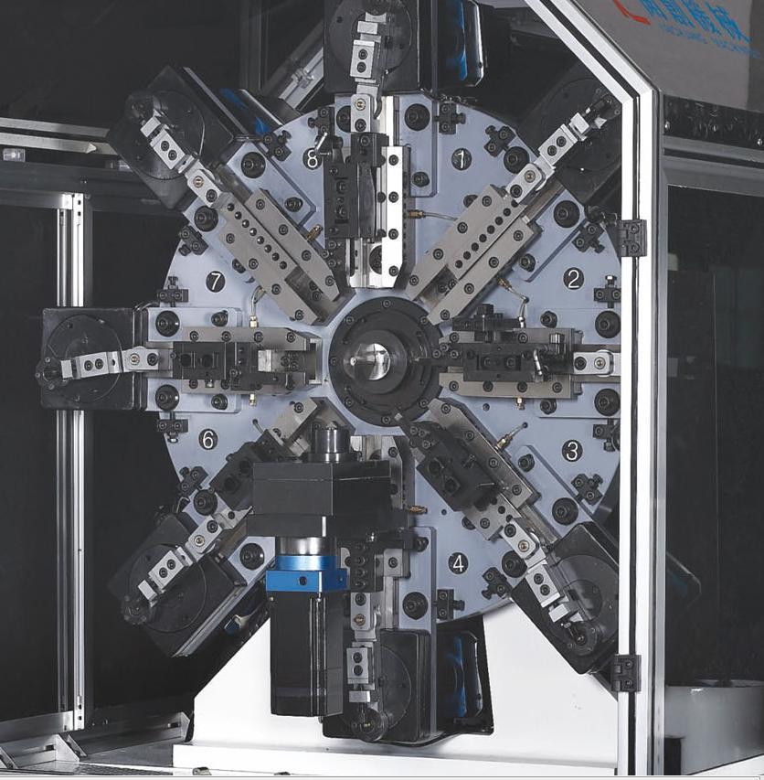 Slika 8.3: CNC navijalni stroj [9] Navijalni stroj CNC (slika 8.3) je lahko na 2 osi, 4 osi, 8 osi, ki jih kontrolira in upravlja računalnik.