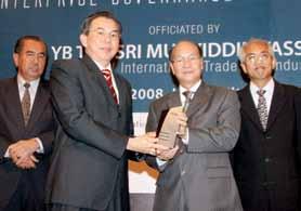 Perdagangan Dalam Negeri dan Hal Ehwal Pengguna dan Basis Publications House Sdn Bhd, sebuah syarikat bersekutu BERNAMA. Modal saham meningkat kepada RM138,723,000 saham biasa bernilai RM1.