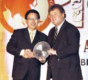 2009 Lonpac dikurniakan Anugerah Kecemerlangan Perkhidmatan Sekutu bagi Kumpulan Risiko Multinasional Chubb 2008 pada 31 Mac 2009 sebagai pengiktirafan ke atas kecekapan perkhidmatan