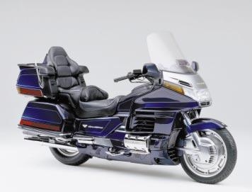 Colouring Concept For the year 2000, the Gold Wing s gorgeous elegance is further emphasised with lustrous new chrome-plated head covers and a sporty new, low-contrast two-tone blue colour variation