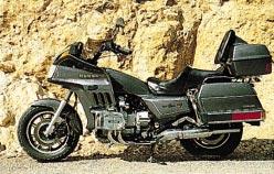 For 1998, the GL1500 Gold Wing SE came with new cylinder head covers, casing protection and disc brake covers. The instrument panel had a white background.