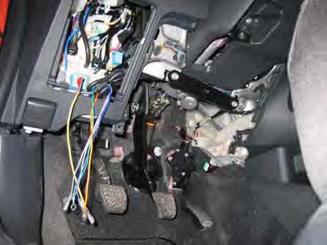 Warning: Be sure to use the 4 pin connector that is on the same side of the wire harness fuse as the 10 pin connector.failure to do so could damage vehicle s ECM.