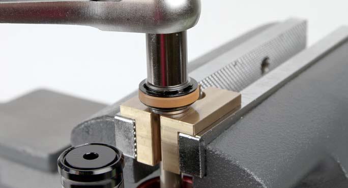 2 Slide the seal head/air piston toward the shaft eyelet until it stops.