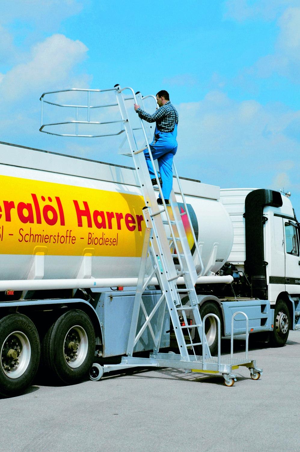 MOBILE TANKER LADDER The Tanker Ladder is a mobile counter-balanced two-part extending platform ladder with a