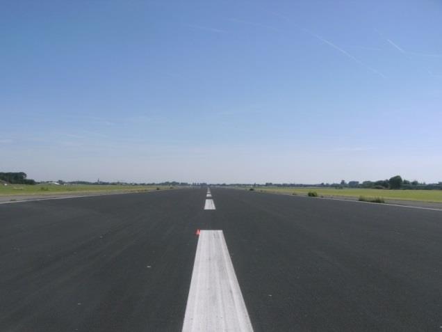 The airstrip has a length of ±2,200 metres with asphaltthat has a relatively coarse structure but which was in good and evenly shape, see Figure 37.