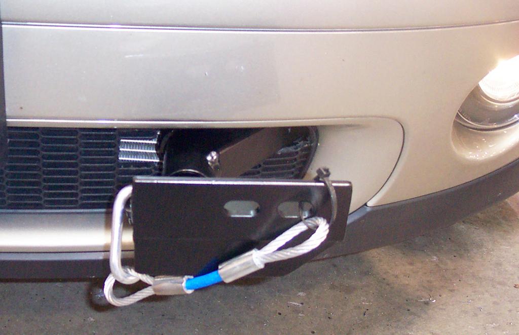 Attach the 8" safety cables with the cable connectors (Q-Links) to the front of the receiver braces (Fig.X). 26. Attach the ends of the safety cables to the tow vehicle's safety cables. 27.