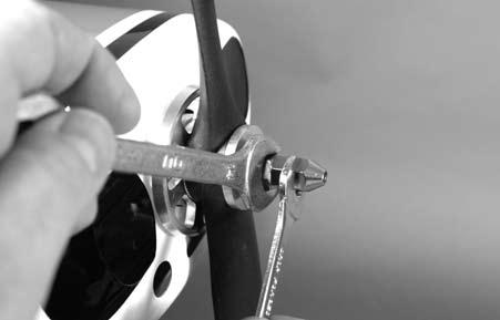 Tighten the screws using a 5/64-inch hex wrench. 8. Thread the spinner adapter on the engine shaft.