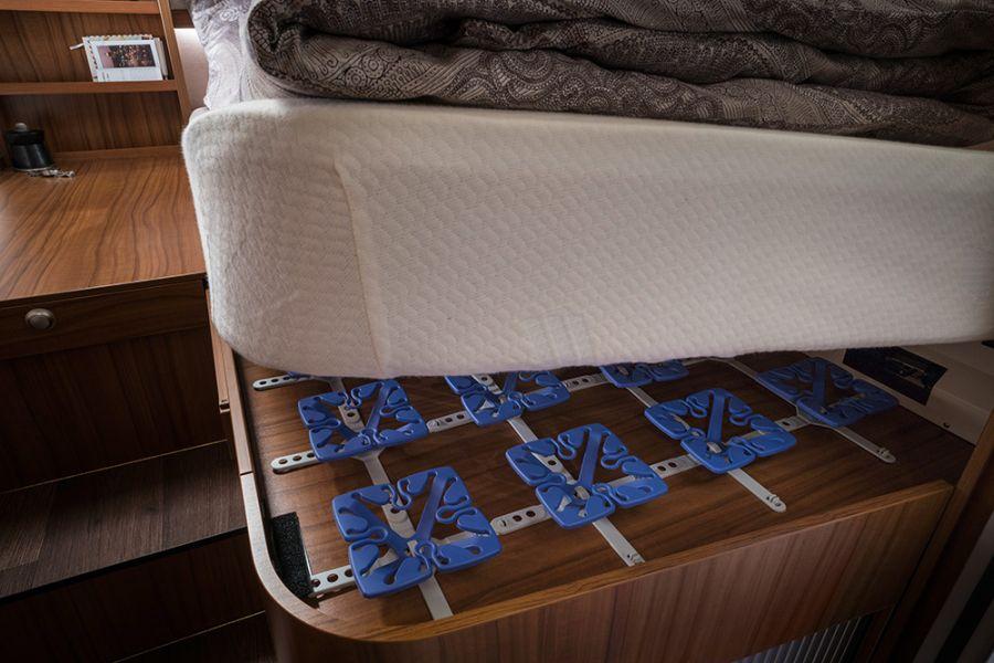 The standard sleeping comfort system with cup slatted frame and multi-zone cold foam mattress in the rear bed of the Hymermobil StarLine ensure snug and restful sleep.