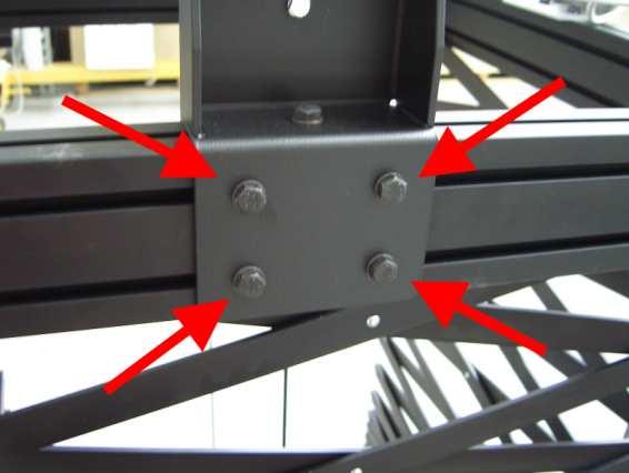 Once you have aligned the splines of the profiles with the anchoring points on the projector tighten the screws and the bolts of the profiles following a cross scheme.