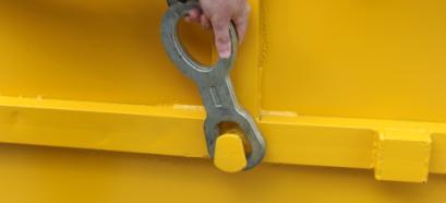 7. Extend the telescopic arms, if necessary, to place the chain pivot centrally over the skip lifting lugs. 8. Attach the four chain key plates to the lifting lugs.