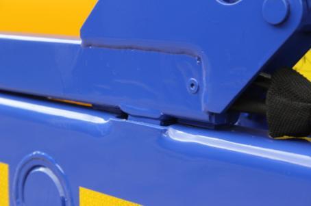 9.3. Retracting Intacova Sheeting System Prior to unloading or tipping a skip ensure that, if fitted, the Intacova sheeting system has been retracted. 1. Engage PTO. 2.