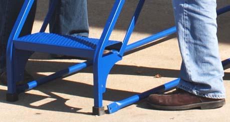 Remove the self-fastening straps so that the free ends of the horizontal braces can rest on the ground.