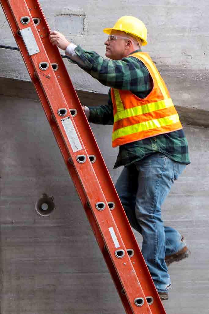 7 Use this guide to determine the minimum overlap for the two sections of an extension ladder: Size of Ladder (feet) Overlap (feet) Up to and including 36 3 Over 36 up to and including 48 4 Over 48