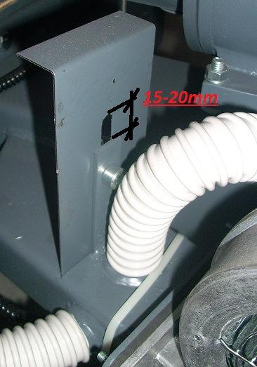 Slika 16 Položaj lopute na ventilatorju. Slika 17 Položaj vertikalne pregrade. - Vtikač na kablu, ki je na desni strani zadaj, vključite v vtičnico na 230V, 50Hz!