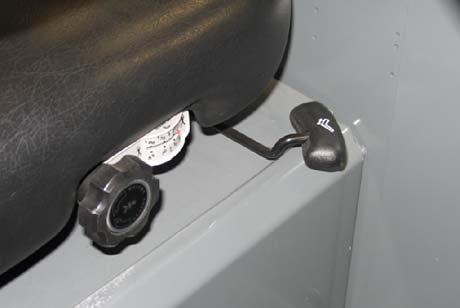Release the lever to lock the seat into place. Increase angle: Turn the angle adjustment knob counterclockwise.