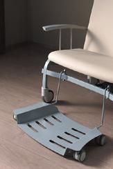 The electric tilting backrest and the high-quality upholstery materials guarantee an optimal comfort when the patient wants