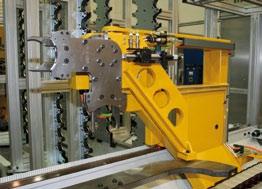 The automatic detection of the tool tilting moment and weight, processoptimised loading and unloading,