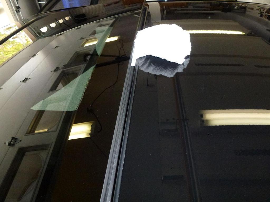 Step 2: Close the sunroof and activate the tilt-up mechanism.
