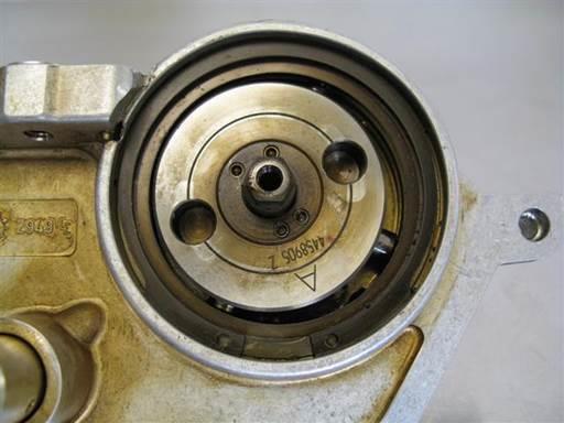 Note rotational position of vanos oil pump holes.
