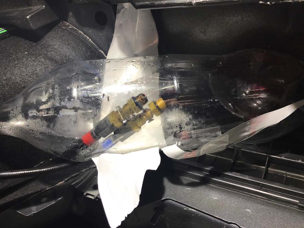 Emptying the hydraulic cylinder in the tailgate With the hoses in the bottle, or your choice of reservoir, now slowly open and close the tailgate manually several times until you can no longer see