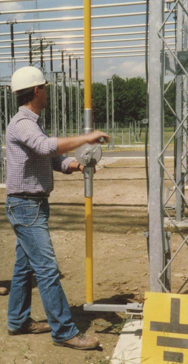 DESIGN AND FUNCTION Foot support Short above ground a foot support is installed at the subconstruction which guides the earthing rod from the bottom upwards securely and in the right position to form