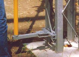 It is provided with a crank drive to lift and lower the earthing lance. This way operation is facilitated, the earthing lance is lifted without exertion and is locked by a vertical movement.
