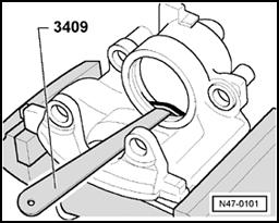 Fig. 226: Removing Seal Using Trim Removal Wedge 3409 Remove seal using Trim Removal Wedge 3409. When removing, make sure that surface of cylinder is not damaged.