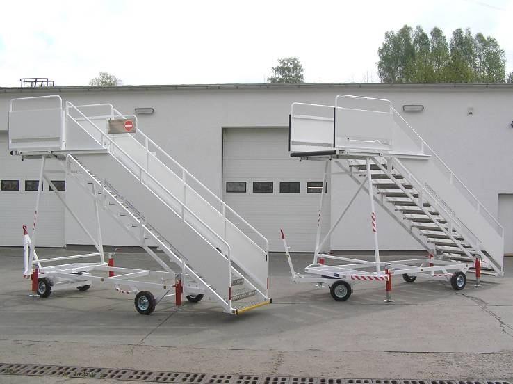 FIXED HEIGHT PASSENGER STAIRS CDS 2850 Optional equipment - Search light - Beacon - Illumination by LED lamps