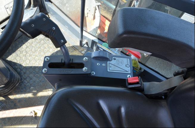 The packer had dual joysticks (one on the right side and one on the left side of the operator s seat). The joysticks controlled movement either forward or backwards.