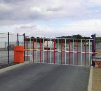 The BL 46 has an articulated portcullis, which completely closes off access to both vehicles and pedestrians.