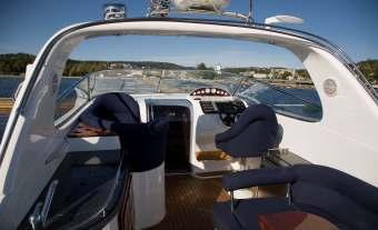 Nordic 33 Sport Cruiser BOAT ONLY FACTORY FITTED OPTIONS: antifouling 800,00 hydraulic