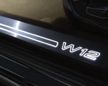 Further interior equipment Door sill trims with aluminium inlays illuminated in combination with ambient lighting; with model-specific illuminated logo with A8 hybrid, A8 L hybrid, A8 L W12 and S8